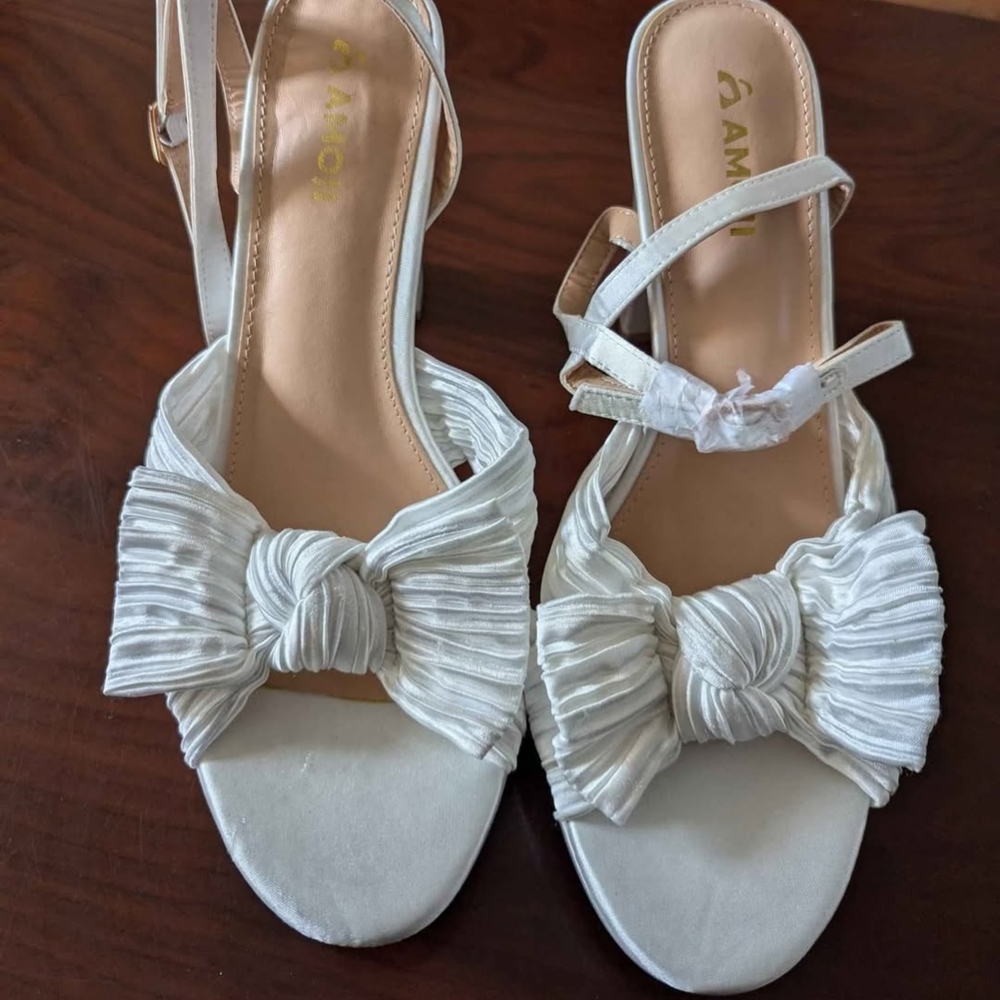 BNWOT White Women's Sandals with Bow Detail